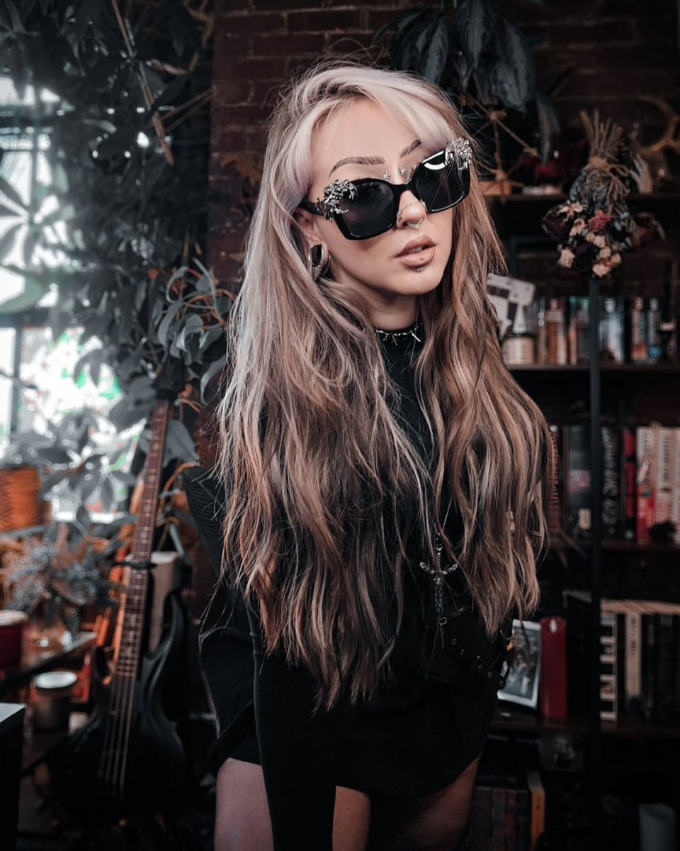 Color : Black × Silver