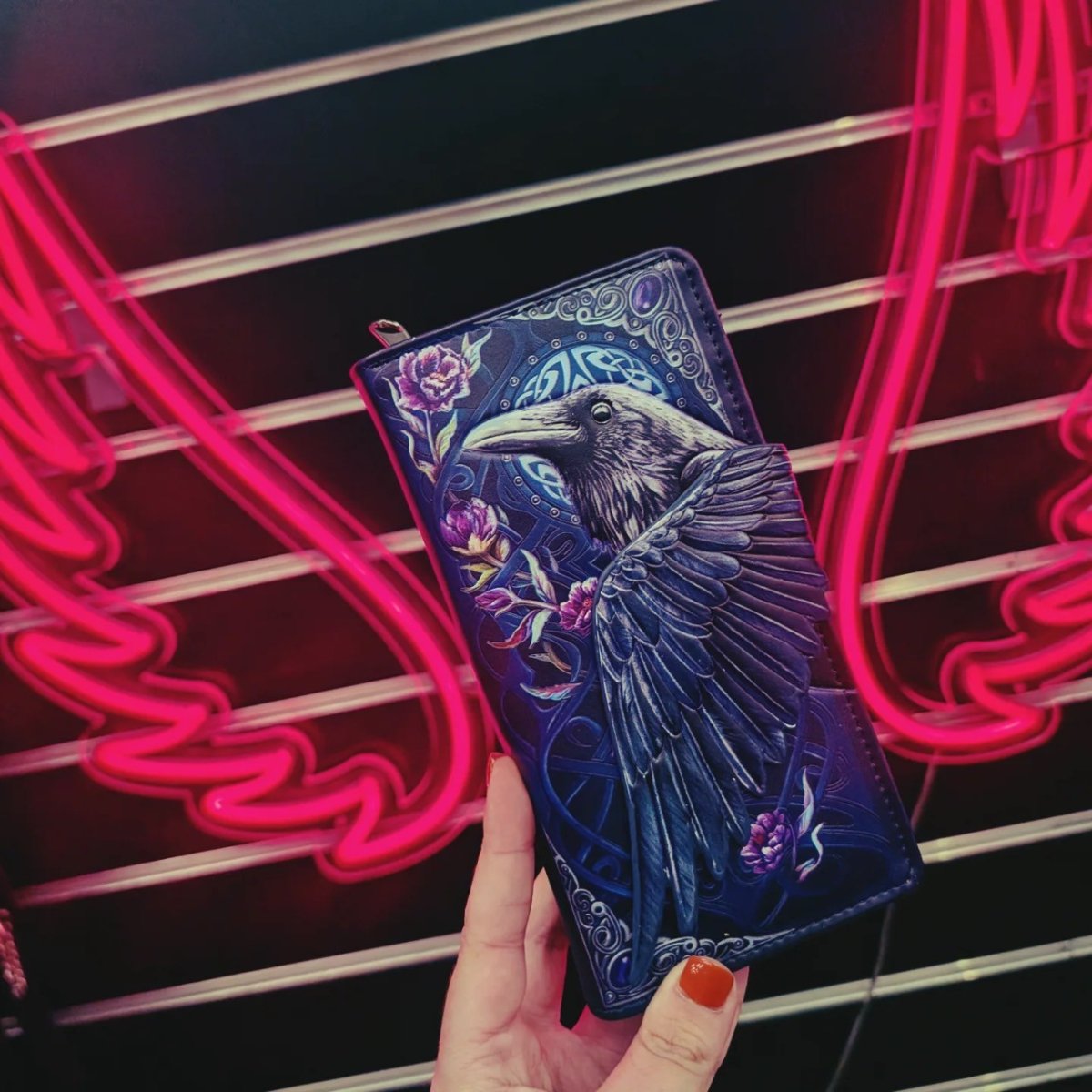 画像3: 🔥SALE🔥Ravens Flight Embossed Purse / 財布【NEMESIS NOW】 (3)