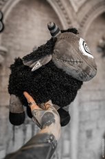 画像2: Black Sheep of the Family Plush / ぬいぐるみ【VampireFreaks】 (2)