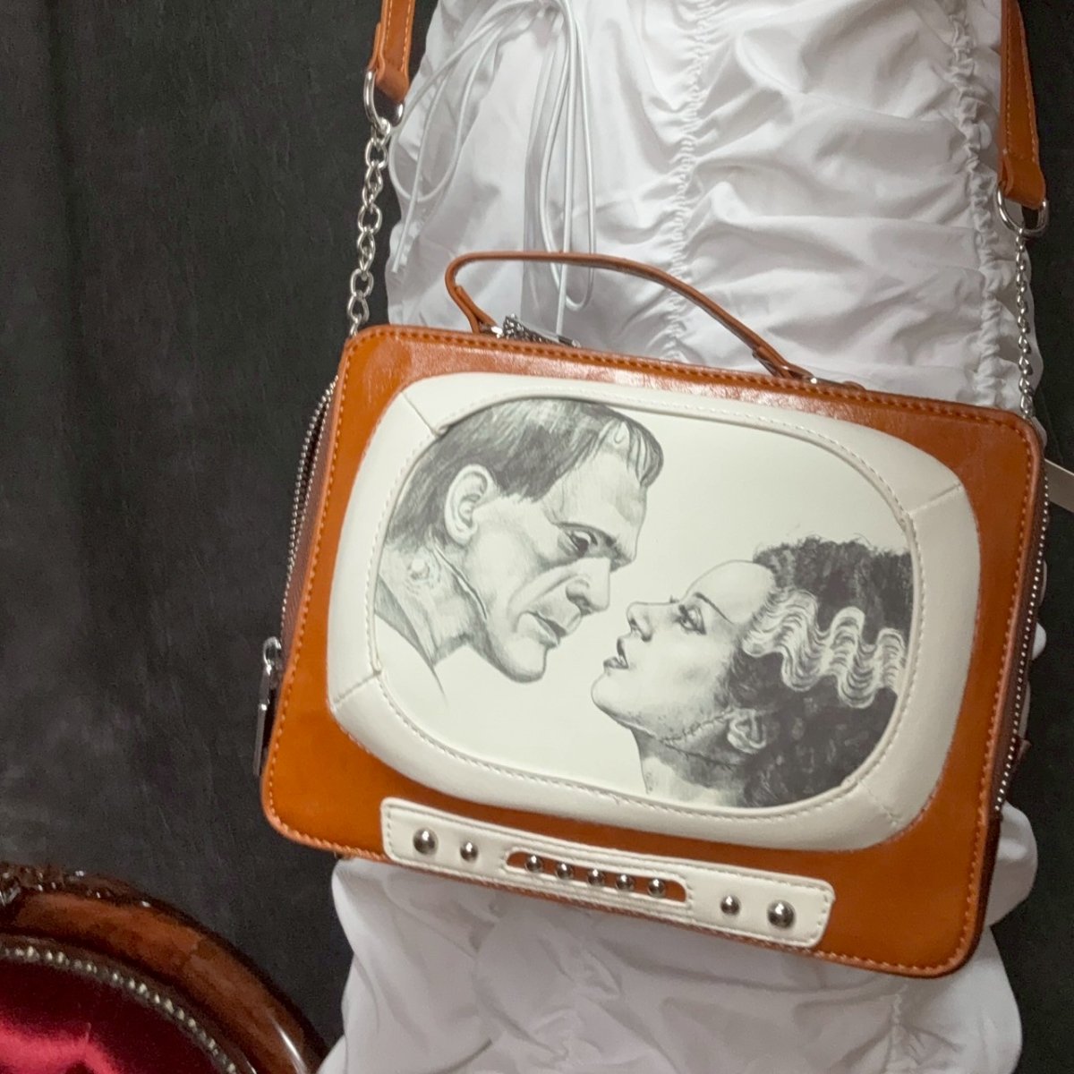 画像3: FRANK & BRIDE IN VINTAGE TV X BODY BAG IN VINYL / ショルダーバッグ【SPOOKYVILLE CRITTERS】 (3)