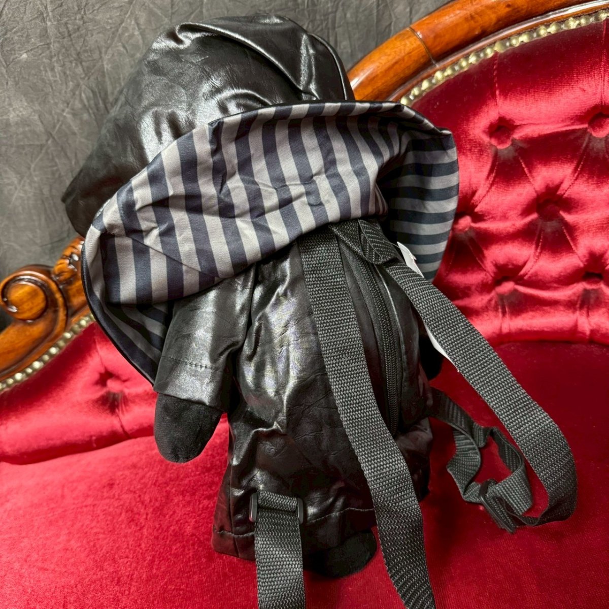 画像4: CRACKED EYES PLAGUE DOC PLUSH BACKPACK / バッグパック【SPOOKYVILLE CRITTERS】 (4)