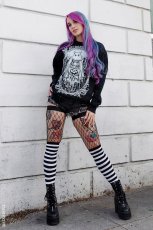 画像2: Fishnet Garter Thigh High Socks / Black x White / ニーハイソックス【VampireFreaks】 (2)