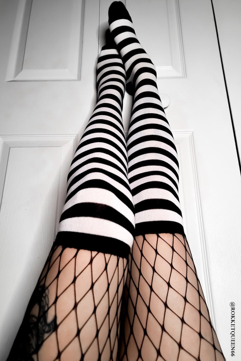 画像7: Fishnet Garter Thigh High Socks / Black x White / ニーハイソックス【VampireFreaks】 (7)
