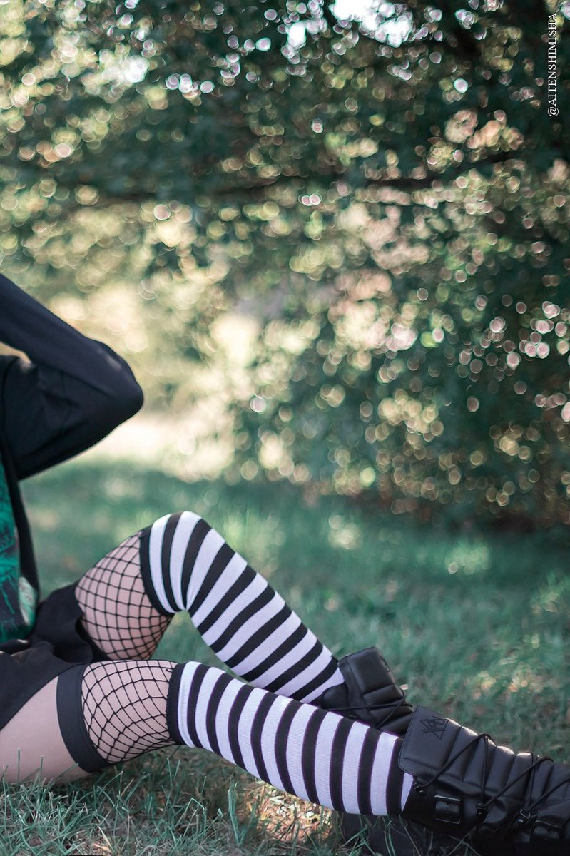 画像9: Fishnet Garter Thigh High Socks / Black x White / ニーハイソックス【VampireFreaks】 (9)