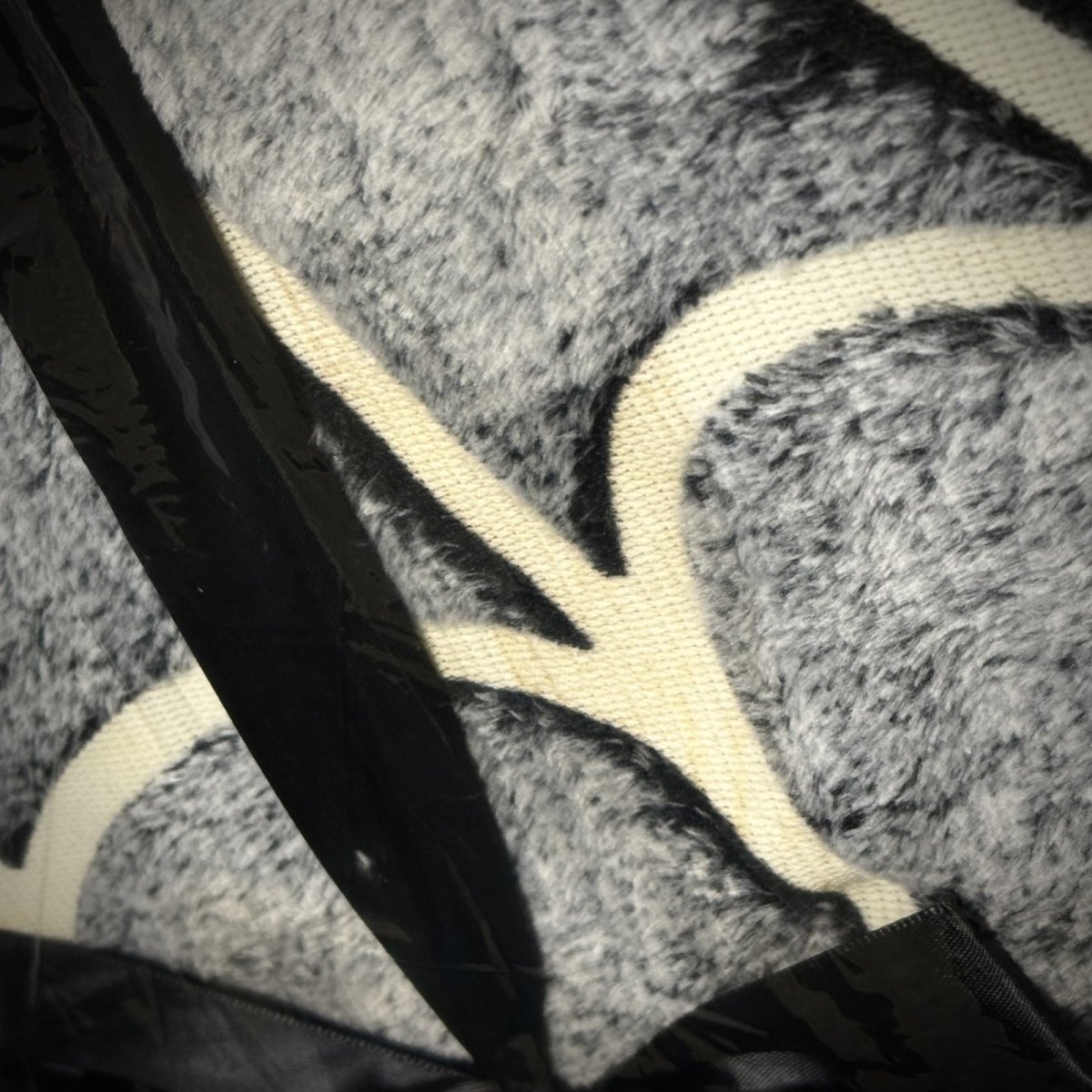 画像2: ⚡訳ありSALE⚡Less Than Perfect Spiderweb / 蓄光 / ブランケット【KREEPSVILLE 666】 (2)