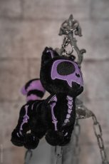 画像2: Ultra Violet Skelekitty Plush Keychain / ぬいぐるみキーホルダー【VampireFreaks】 (2)