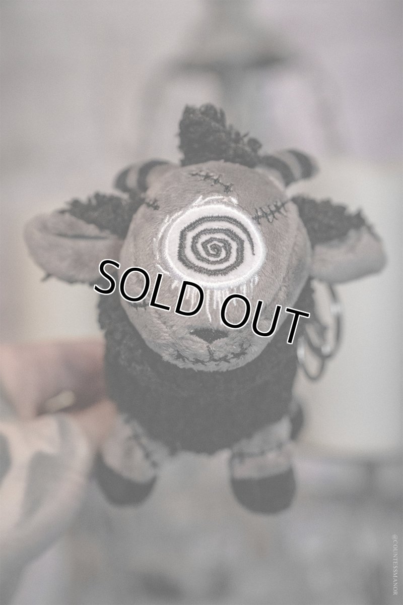 画像3: Black Sheep of the Family Plush Keychain / ぬいぐるみキーホルダー【VampireFreaks】 (3)