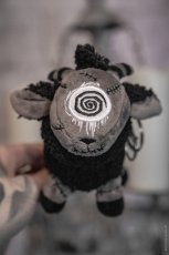 画像3: ⚡期間限定SALE⚡Black Sheep of the Family Plush Keychain / ぬいぐるみキーホルダー【VampireFreaks】 (3)