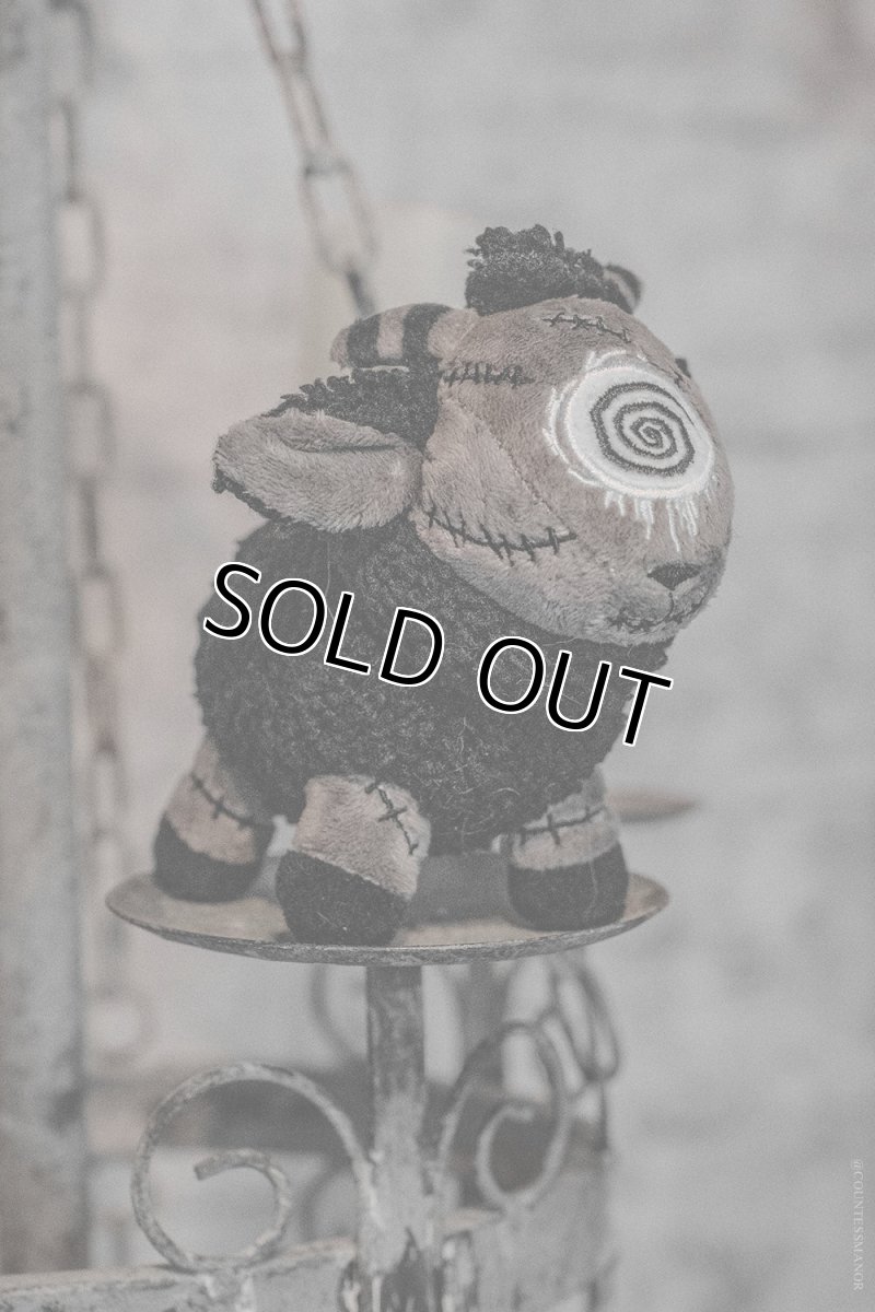 画像1: Black Sheep of the Family Plush Keychain / ぬいぐるみキーホルダー【VampireFreaks】 (1)