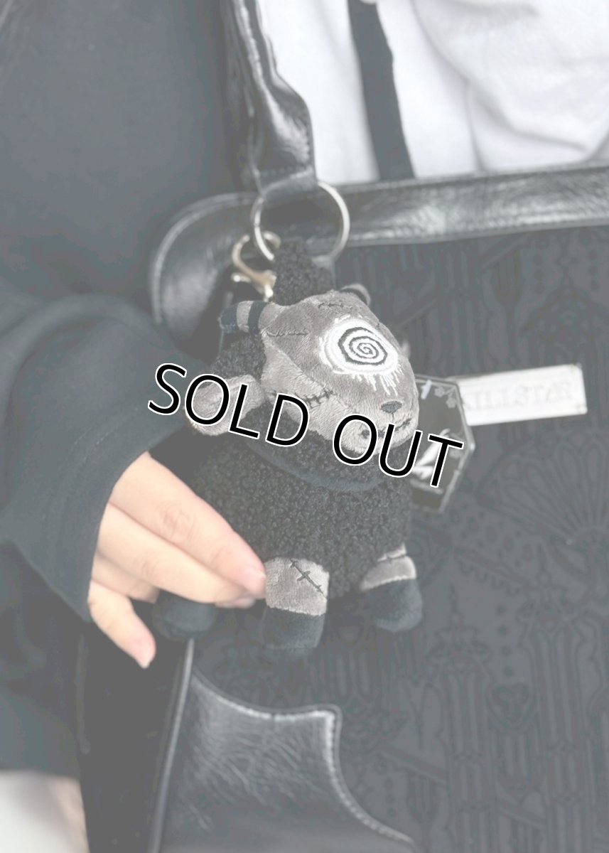 画像2: Black Sheep of the Family Plush Keychain / ぬいぐるみキーホルダー【VampireFreaks】 (2)