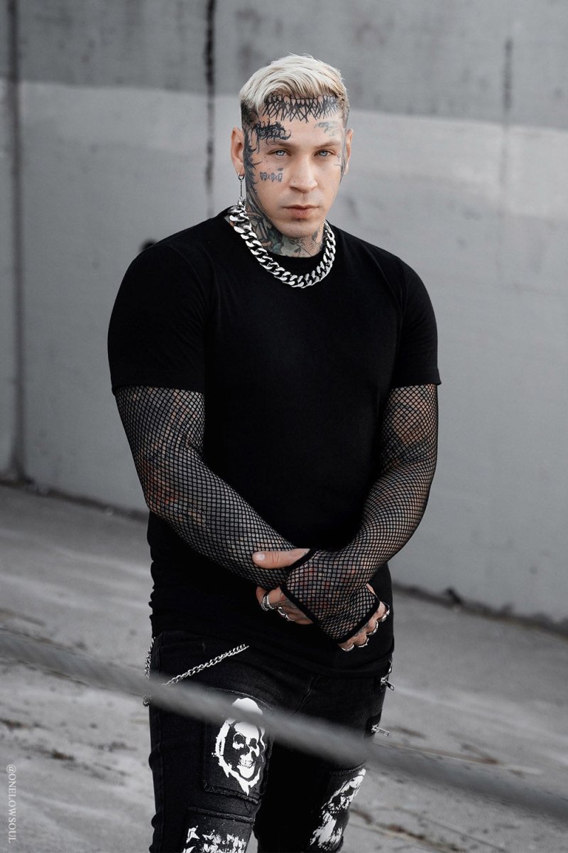 画像2: Graveyard Goth Fishnet Sleeve Shirt / フィッシュネット付きＴシャツ【VampireFreaks】 (2)