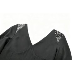 画像12: Lace-Paneled Shoulders and Dramatic Flare Sleeves / トップス【DARK IN LOVE】 (12)