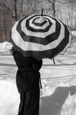 画像3: Batwing Pagoda Umbrella / SPOOKY SPIRAL / パゴダ傘【VampireFreaks】 (3)