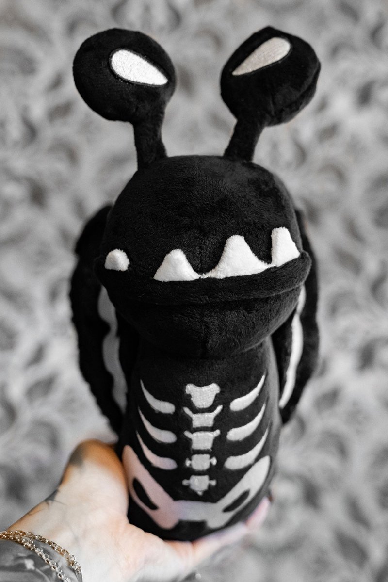 画像2: Slugula Skeleton Snail Plush Toy / カタツムリ / ぬいぐるみ【VampireFreaks】 (2)
