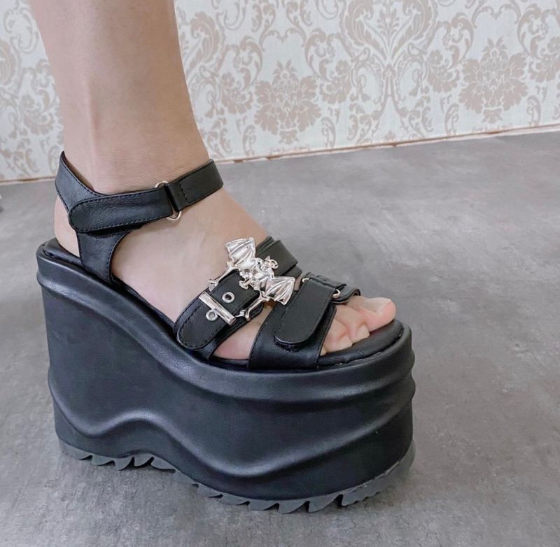 新品】デモニアサンダル