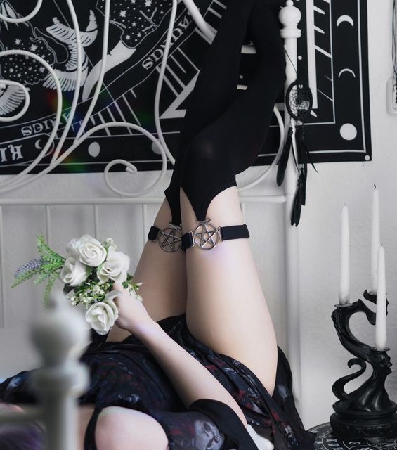 FIENDISH STOCKINGS / ガーター付きニーハイソックス【KILL STAR】